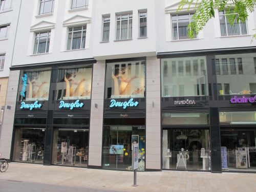 Douglas - Boulevardansicht